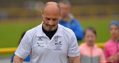 Eine Person im Kampfgericht des Leichtathletik-Verbandes Rheinland blickt konzentriert nach unten beim Walfried-Heinz-Sportfest der TG Konz im Saar-Mosel-Stadion in Konz.
