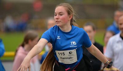 Eine jugendliche Person im blauen TG-Konz-Trikot mit Startnummer 115 in Bewegung beim Walfried-Heinz-Sportfest der TG Konz im Saar-Mosel-Stadion in Konz
