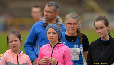 Eine Gruppe aus Kindern und Erwachsenen blickt gemeinsam in die Kamera beim Walfried-Heinz-Sportfest der TG Konz im Saar-Mosel-Stadion in Konz.