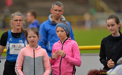 Eine Gruppe junger Teilnehmender steht mit der Übungsleitung zusammen beim Walfried-Heinz-Sportfest der TG Konz im Saar-Mosel-Stadion in Konz.