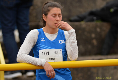 Porträt einer Person im blauen TG-Konz-Trikot mit Startnummer 101 in einer nachdenklichen Pause beim Walfried-Heinz-Sportfest der TG Konz im Saar-Mosel-Stadion in Konz