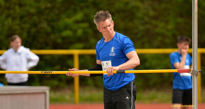 Eine Person legt die Latte am Hochsprung ein beim Walfried-Heinz-Sportfest der TG Konz im Saar-Mosel-Stadion in Konz.