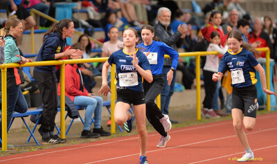 Kinder sprinten auf der Rundbahn und die Übungsleitung feuert sie an beim Walfried-Heinz-Sportfest der TG Konz im Saar-Mosel-Stadion in Konz.