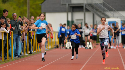 Drei Kinder sprinten in getrennten Bahnen beim Walfried-Heinz-Sportfest der TG Konz im Saar-Mosel-Stadion in Konz.