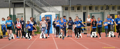 Kinder starten aus den Startblöcken zu einem Sprint beim Walfried-Heinz-Sportfest der TG Konz im Saar-Mosel-Stadion in Konz.