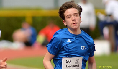 Ein Kind der TG Konz sprintet mit Startnummer beim Walfried-Heinz-Sportfest der TG Konz im Saar-Mosel-Stadion in Konz.