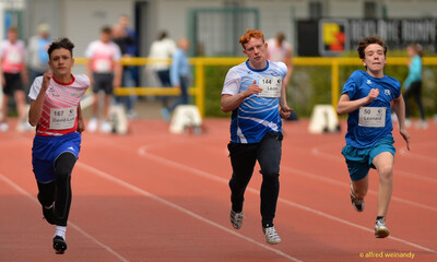 Drei Jugendliche sprinten nebeneinander über die Rundbahn beim Walfried-Heinz-Sportfest der TG Konz im Saar-Mosel-Stadion in Konz.