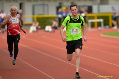 Zwei Aktive sprinten nebeneinander über die Rundbahn beim Walfried-Heinz-Sportfest der TG Konz im Saar-Mosel-Stadion in Konz.