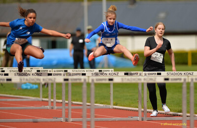 Kinder überspringen die Hürden im Hürdenlauf beim Walfried-Heinz-Sportfest der TG Konz im Saar-Mosel-Stadion in Konz.