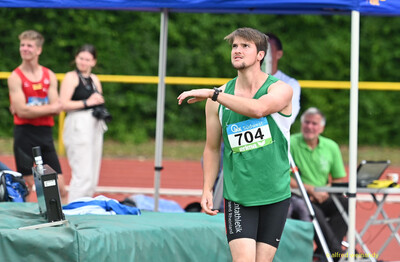 Eine Person verfolgt nach dem Abwurf den Flug des Speers beim Speerwurf bei der Rheinland-Meisterschaft im Mehrkampf der TG Konz in Konz.