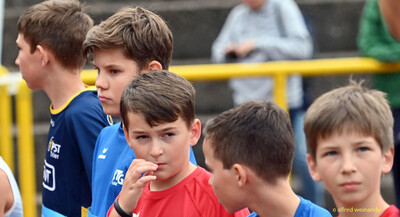 Mehrere Kinder mit Startnummern warten dicht nebeneinander und blicken konzentriert zur Seite bei der Rheinland-Meisterschaft im Mehrkampf der TG Konz in Konz.