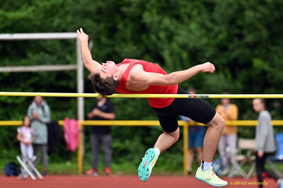 Eine Person überquert im Fosbury-Flop die Hochsprunglatte bei der Rheinland-Meisterschaft im Mehrkampf der TG Konz in Konz.
