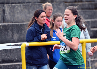 Eine junge Person in grünem Trikot konzentriert sich auf der Laufbahn bei der Rheinland-Meisterschaft im Mehrkampf der TG Konz in Konz.