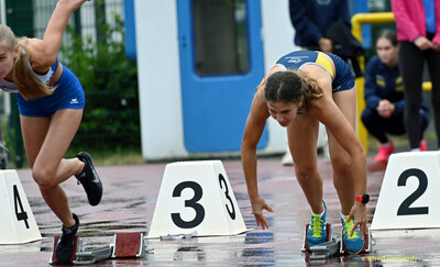 Mehrere Aktive starten aus den Startblöcken zum Sprint bei der Rheinland-Meisterschaft im Mehrkampf der TG Konz in Konz.