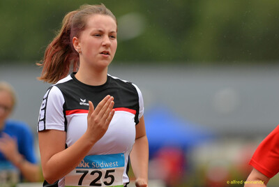 Eine junge Person läuft mit konzentriertem Gesicht über die Laufbahn bei der Rheinland-Meisterschaft im Mehrkampf der TG Konz in Konz.