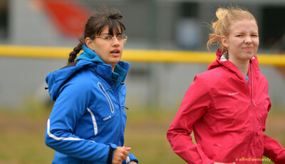 Zwei Jugendliche joggen sich in Jacken locker warm bei der Rheinland-Meisterschaft im Mehrkampf der TG Konz in Konz.