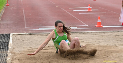 Eine Person landet im Sand der Weitsprunggrube bei der Rheinland-Pfalz-Meisterschaft in Konz.