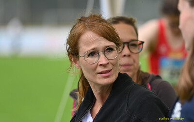 Eine Person aus dem Betreuungsteam verfolgt das Geschehen am Rand der Wettkampfstätte bei der Rheinland-Pfalz-Meisterschaft in Konz.
