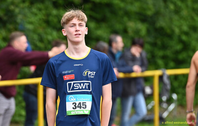 Eine jugendliche Person der Leichtathletik steht im Wettkampftrikot bei der Rheinland-Pfalz-Meisterschaft in Konz.