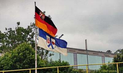 Zwei wehende Flaggen über dem Stadion bei der Rheinland-Pfalz-Meisterschaft in Konz.