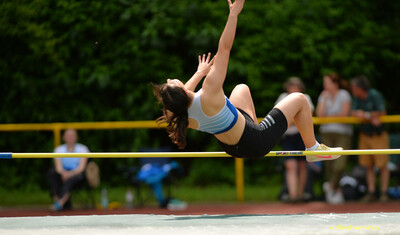Ein Kind überquert im Fosbury-Flop die Hochsprunglatte bei der Rheinland-Meisterschaft im Mehrkampf der TG Konz in Konz.