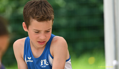 Ein Kind im blauen Trägertrikot der TG Konz blickt konzentriert nach unten bei der Rheinland-Meisterschaft im Mehrkampf der TG Konz in Konz.