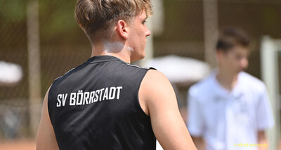 Eine Person im schwarzen Trägertrikot ist von hinten mit Vereinsschriftzug zu sehen bei der Rheinland-Meisterschaft im Mehrkampf der TG Konz in Konz.