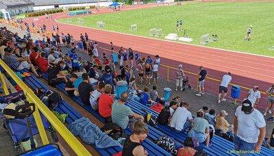 Blick über die Tribüne auf die Laufbahn mit Hürden und Siegerpodest bei der Rheinland-Meisterschaft im Mehrkampf der TG Konz in Konz.