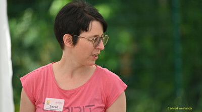 Porträt einer Person mit Namensschild am Rande des Wettkampfs bei der Rheinland-Meisterschaft im Mehrkampf der TG Konz in Konz.