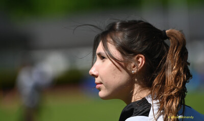 Eine jugendliche Person blickt im Profil über die Sportanlage bei der Regionsmeisterschaft der Region Trier in Konz.