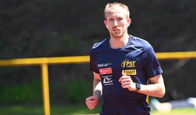 Eine Person joggt mit Kopfhörern über die Sportanlage bei der Regionsmeisterschaft der Region Trier in Konz.