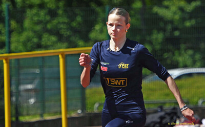 Eine jugendliche Person im Laufoutfit bewegt sich über die Sportanlage bei der Regionsmeisterschaft der Region Trier in Konz.