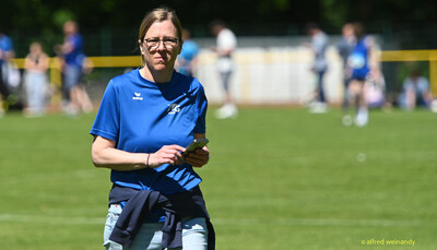Eine Person in blauem TG-Konz-Trikot steht auf dem Rasen bei der Regionsmeisterschaft der Region Trier in Konz.