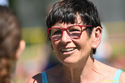 Eine Person mit roter Brille lächelt im Freien auf der Sportanlage bei der Regionsmeisterschaft der Region Trier in Konz.