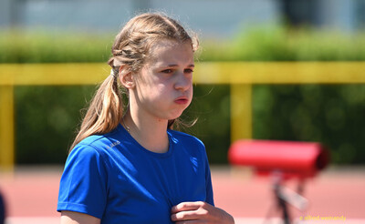 Eine jugendliche Person in blauem Shirt steht auf dem Sportplatz bei der Regionsmeisterschaft der Region Trier in Konz.