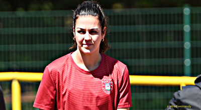 Eine Person in rotem Vereinstrikot steht auf dem Sportgelände bei der Regionsmeisterschaft der Region Trier in Konz.