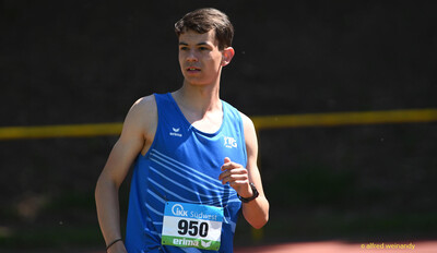 Eine Person im Trikot bewegt sich locker auf der Laufbahn bei der Regionsmeisterschaft der Region Trier in Konz.