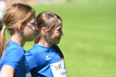 Ein Kind mit Startnummer steht im Profil auf dem Sportgelände bei der Regionsmeisterschaft der Region Trier in Konz.
