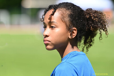 Nahaufnahme eines Kindes im Profil auf dem Sportgelände bei der Regionsmeisterschaft der Region Trier in Konz.
