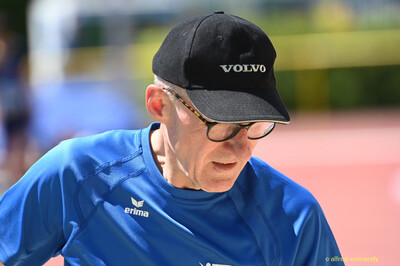 Eine ältere Person mit Cap und blauem Shirt blickt konzentriert nach unten, bei der Regionsmeisterschaft der Region Trier in Konz.