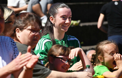 Mitfiebernde Zuschauende auf der Tribüne bei der Regionsmeisterschaft der Region Trier in Konz.