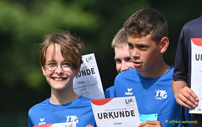 Junge Aktive der TG Konz mit ihren Urkunden bei der Siegerehrung beim Mehrkampf der TG Konz in Konz.