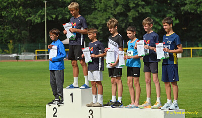Kinder stehen mit Urkunden auf dem Siegerpodest bei der Siegerehrung beim Mehrkampf der TG Konz in Konz.