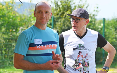 Zwei Personen in Sportkleidung unterhalten sich am Rande der Anlage beim Mehrkampf der TG Konz in Konz.