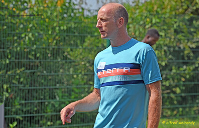 Eine Person im Sportshirt steht im Profil auf dem Veranstaltungsgelände beim Mehrkampf der TG Konz in Konz.