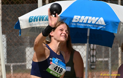 Eine Person beim Kugelstoßen mit angelegter Kugel beim Mehrkampf der TG Konz in Konz.