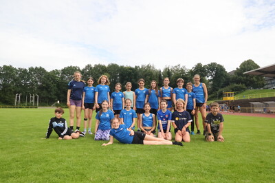 Gruppe U12 der Leichtathleten der TG Konz am 16.06.2026 im Saar-Mosel-Stadion in Konz mit ihrer Trainerin Vera Kletke.