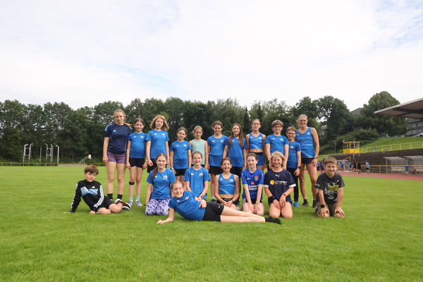 Gruppe U12 der Leichtathleten der TG Konz am 16.06.2026 im Saar-Mosel-Stadion in Konz mit ihrer Trainerin Vera Kletke.