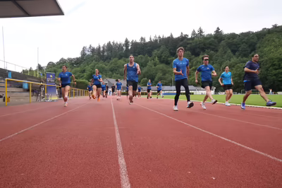 Mehrere Jugendliche der U16 sprinten nebeneinander über die Tartanbahn im Saar-Mosel-Stadion in Konz.