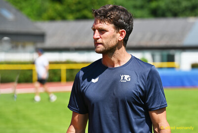 Eine Betreuungsperson im TG-Konz-Shirt steht am Rand der Laufbahn beim Kinderleichtathletik-Sportfest der TG Konz im Saar-Mosel-Stadion in Konz